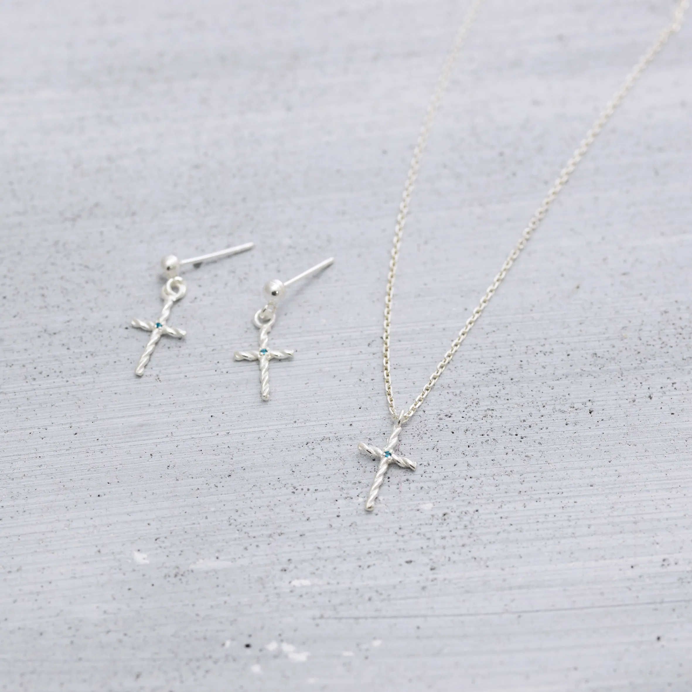 Twisted cross Necklace - Silver